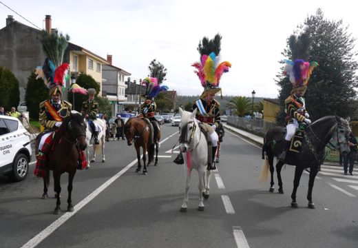 O desfile dos ‘xenerais da Ulla’e dos veciños e veciñas de Touro percorre o martes de entroido ás rúas Fonte Díaz